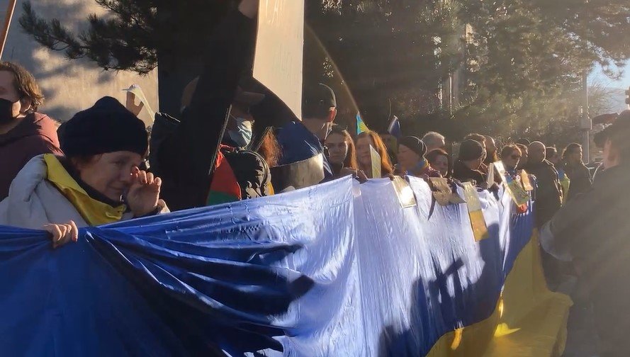 Десетки протестиращи се събраха пред руското посолство в София с
