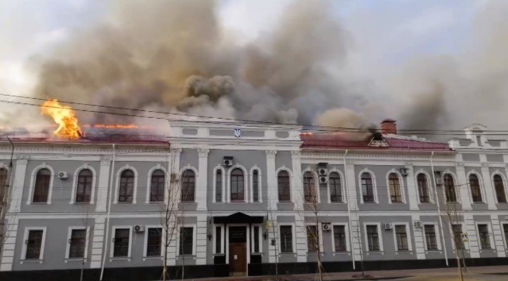 Гори сградата на Службата за сигурност на Украйна в Чернигов