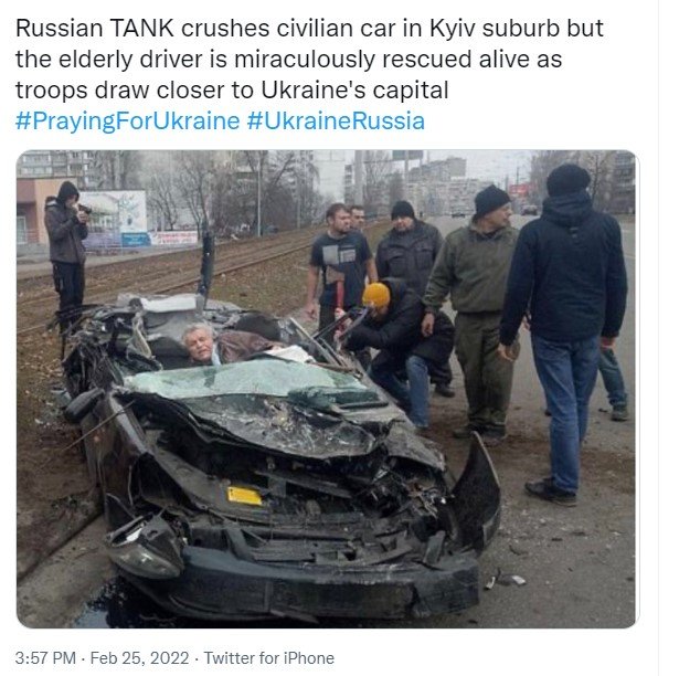 Руски БТР прегази нарочно движеща се кола в украинската столица