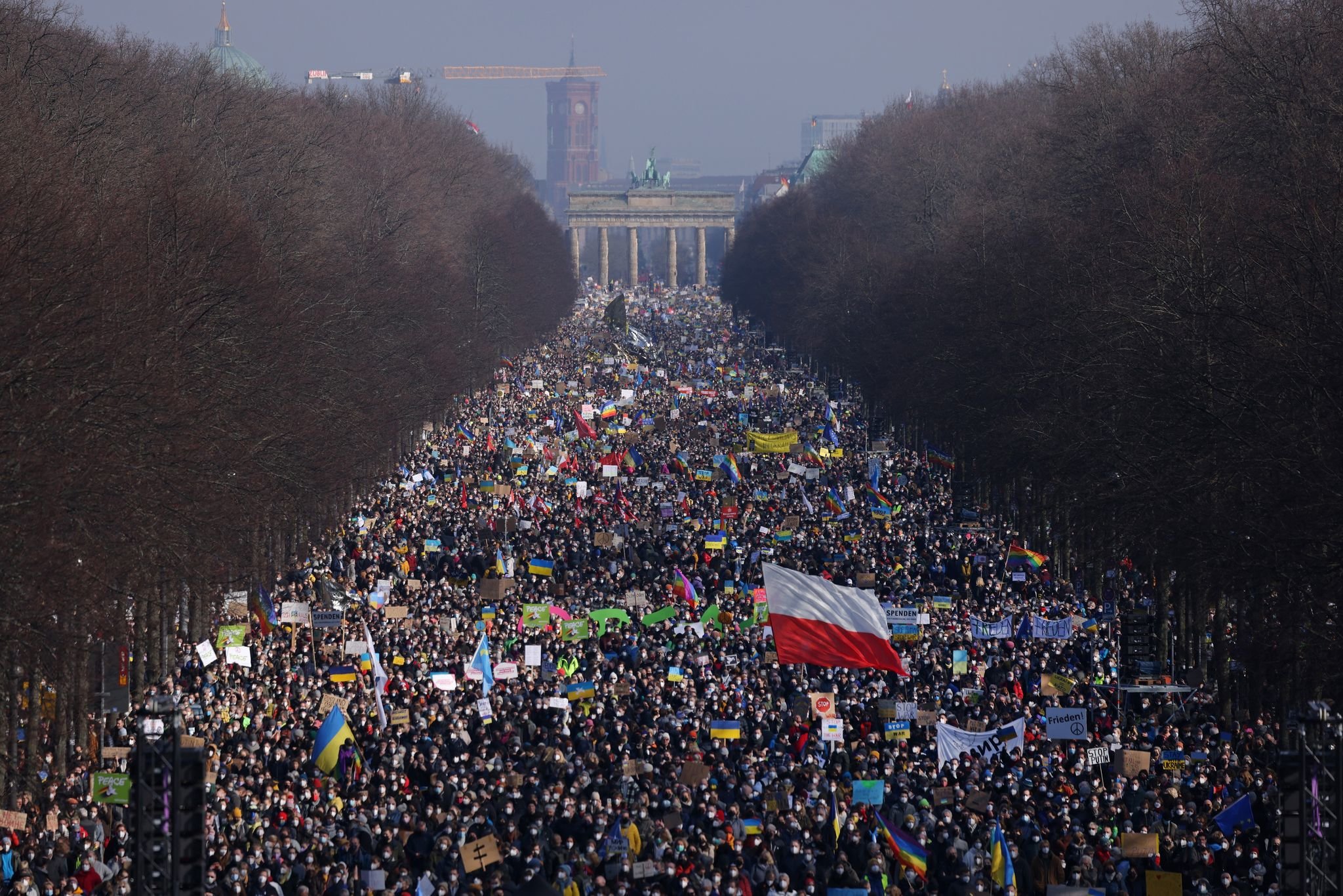 Стотици хиляди европейци излязоха на протести срещу войната и агресивните