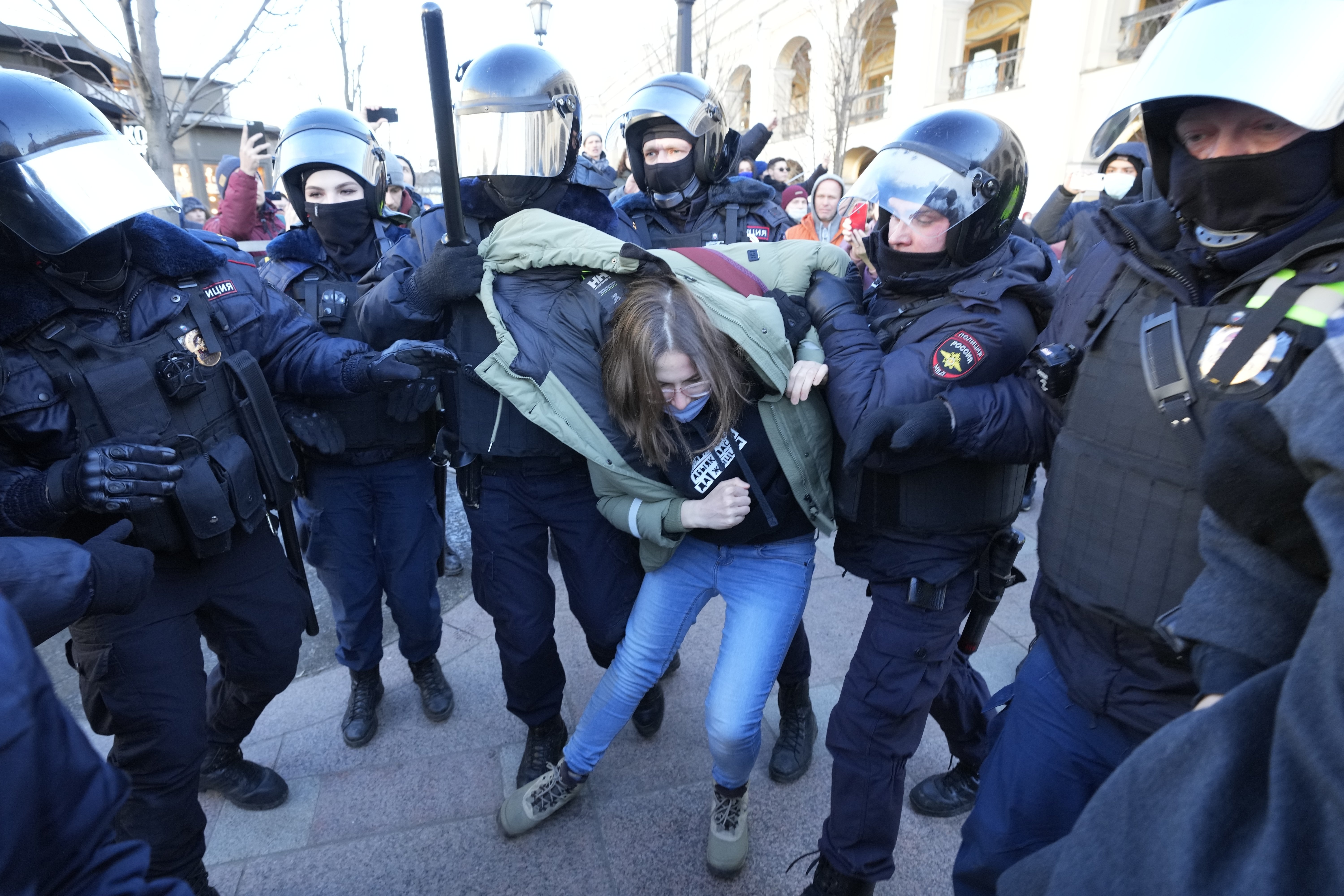 Над 2000 души са задържани до момента на протести в