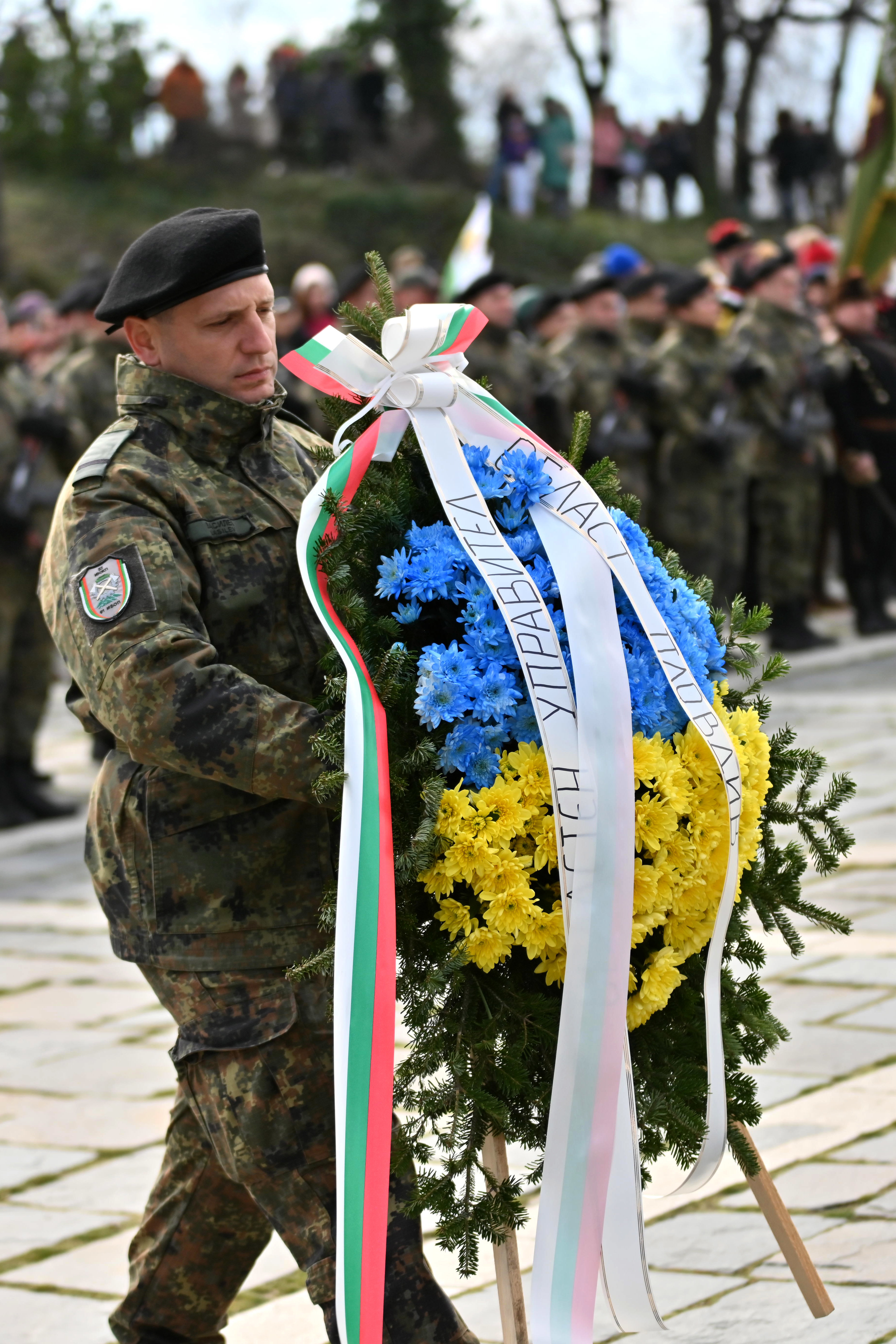 Венец с цветя в цветовете на украинското знаме жълто