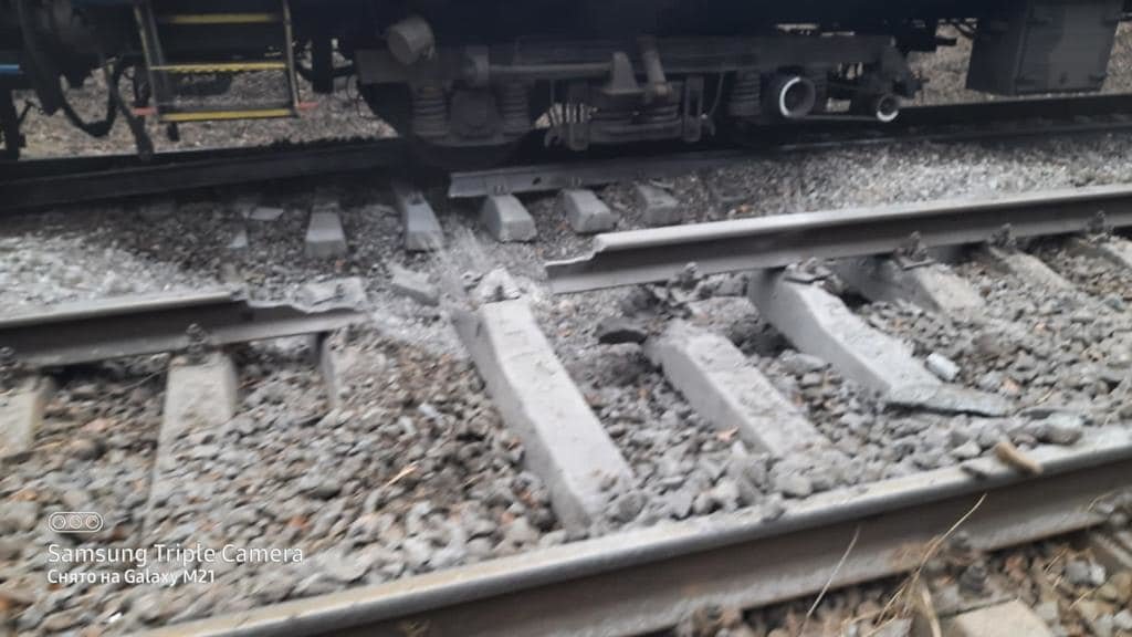 Руски снаряд повреди железопътна линия край Ирпен по която преминават евакуационните
