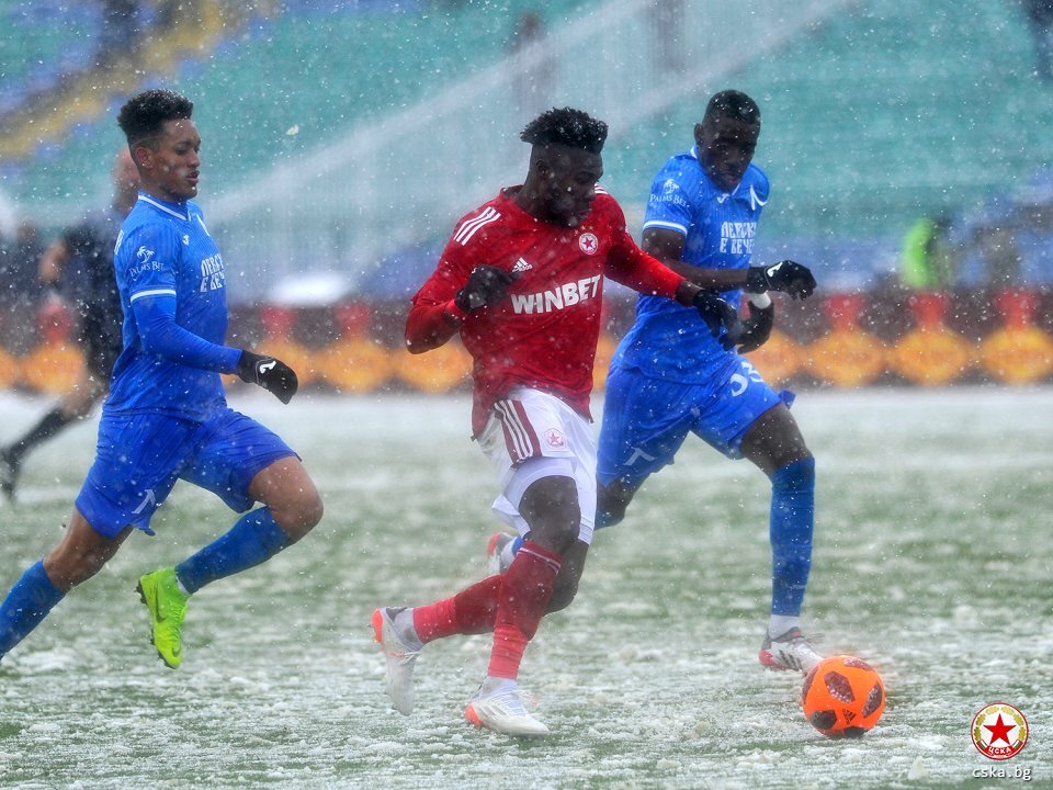 Отборите на ЦСКА и Левски завършиха наравно 0 0 в мач