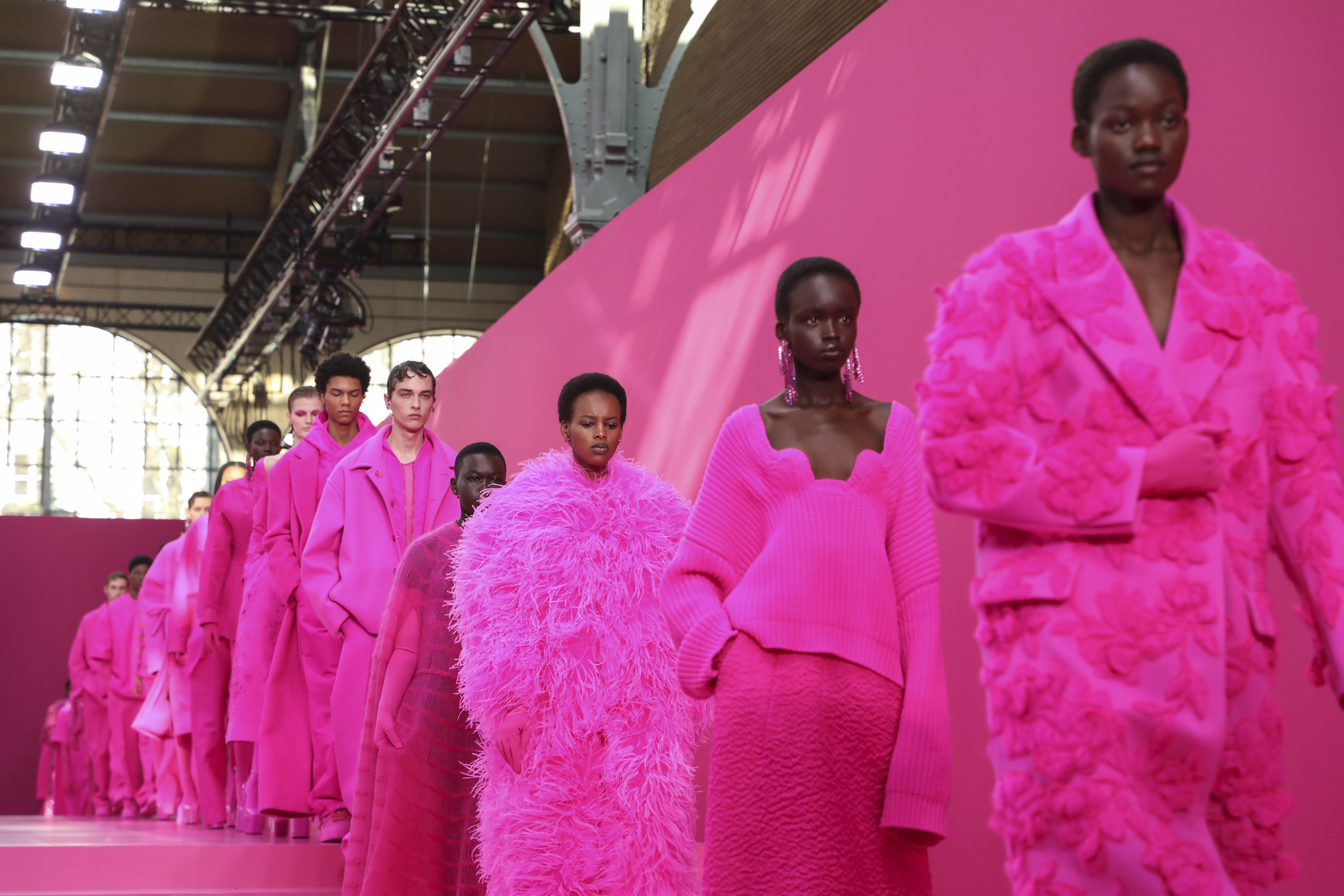 Италианската модна къща Валентино представи живот в розово на Седмицата