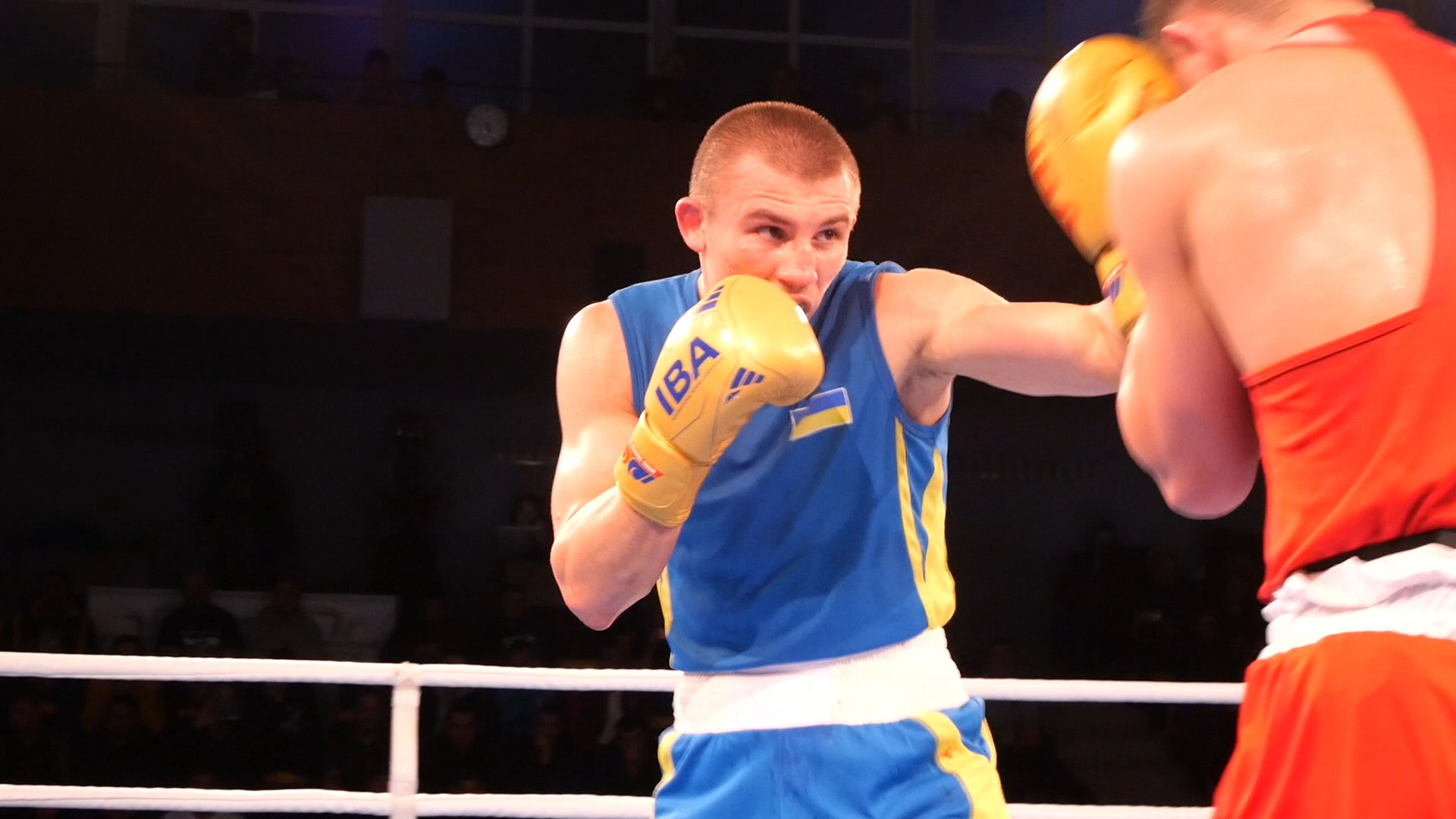 Украинската боксова суперзвезда Александър Хижняк се завърна в Украйна за