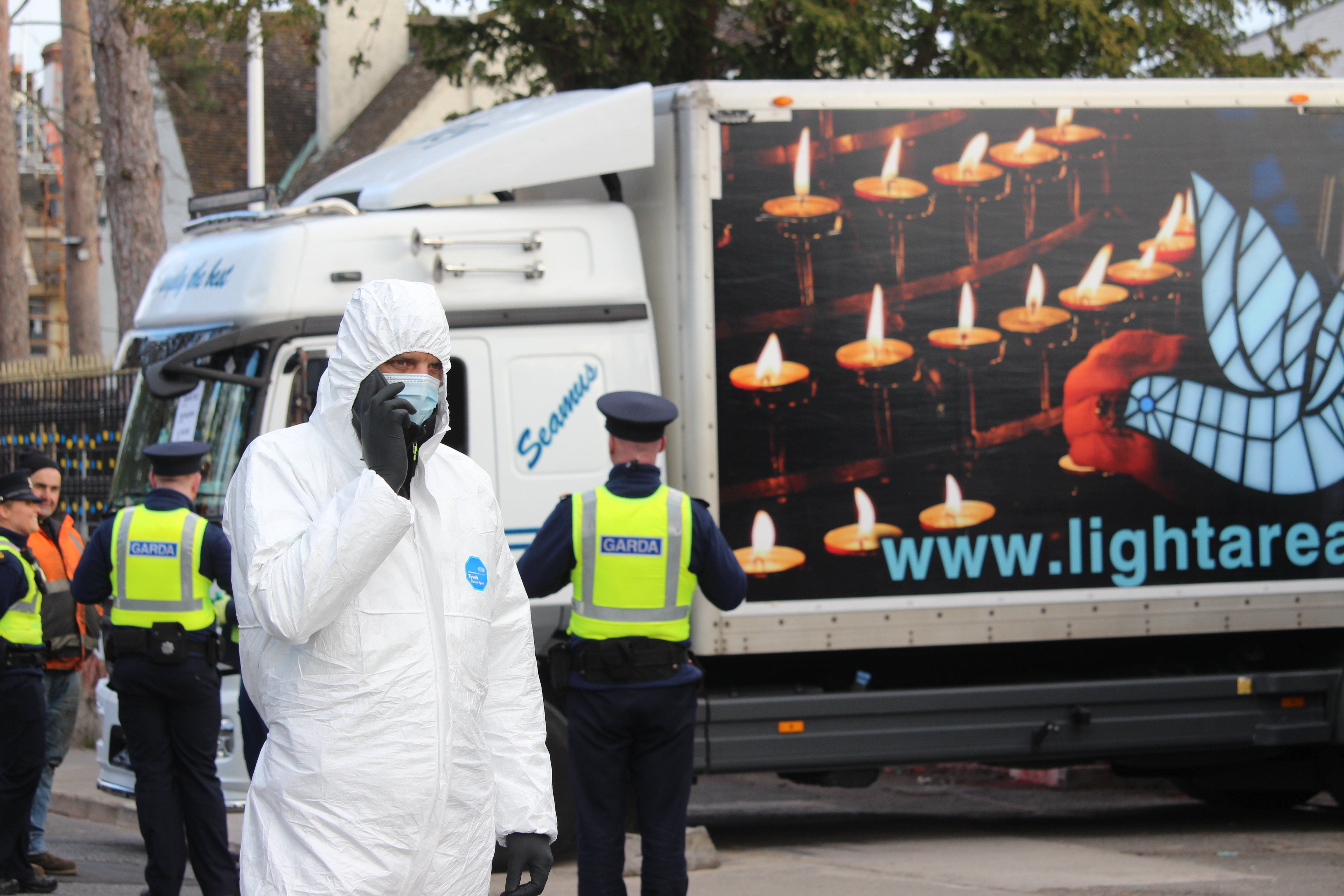 Камион се вряза нарочно в сградата на руското посолство в Дъблин Шофьорът