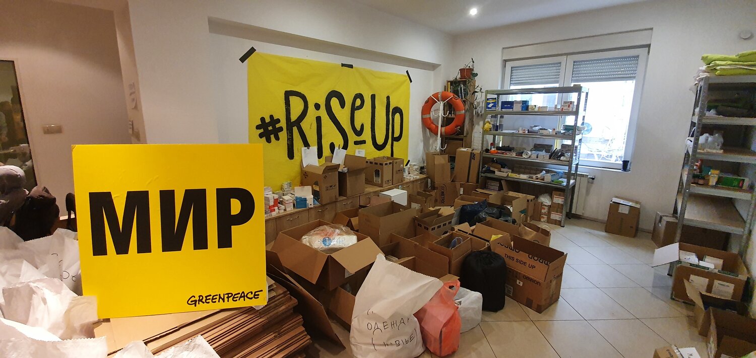 Доброволци очакват идването на автобуса който ще замине за границата