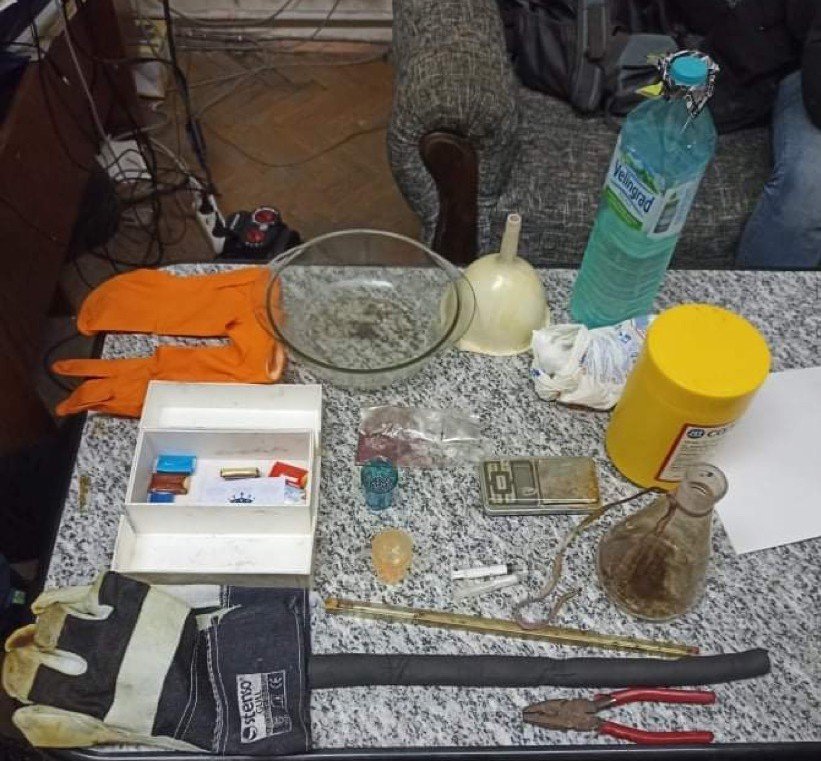 Трима души за задържани в Бургас след като в жилище