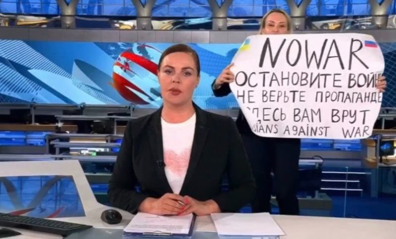 Журналистката Марина Овсянникова, която вчера , е била арестувана и сега е