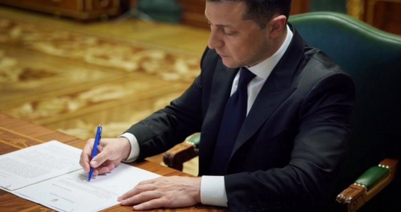 Украинският президент Володимир Зеленски подписа указ за наказателната отговорност за
