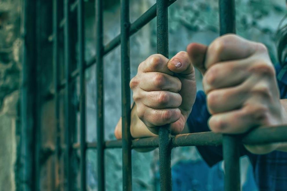 Рецидивист получи 7 г затвор за блудство с малолетна съобщиха