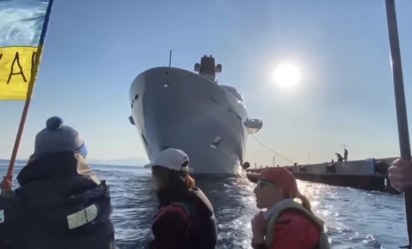 Група украинци в надуваема лодка се опита да спре акостирането
