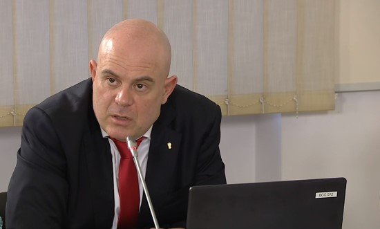 Главният прокурор Иван Гешев внесе в Конституционния съд искане за