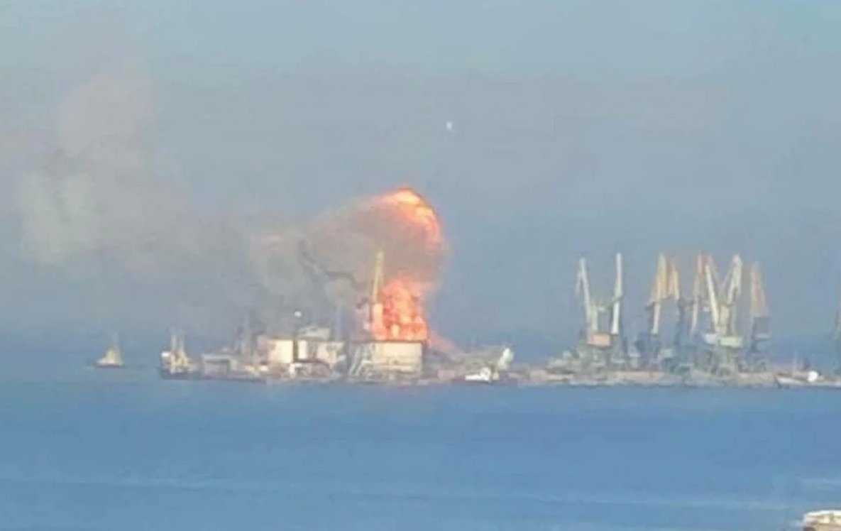 Украинските военноморски сили съобщиха че са унищожили руския десантен кораб