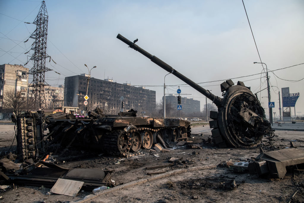 Властите на Мариупол съобщават че руските военни принудително извеждат хиляди