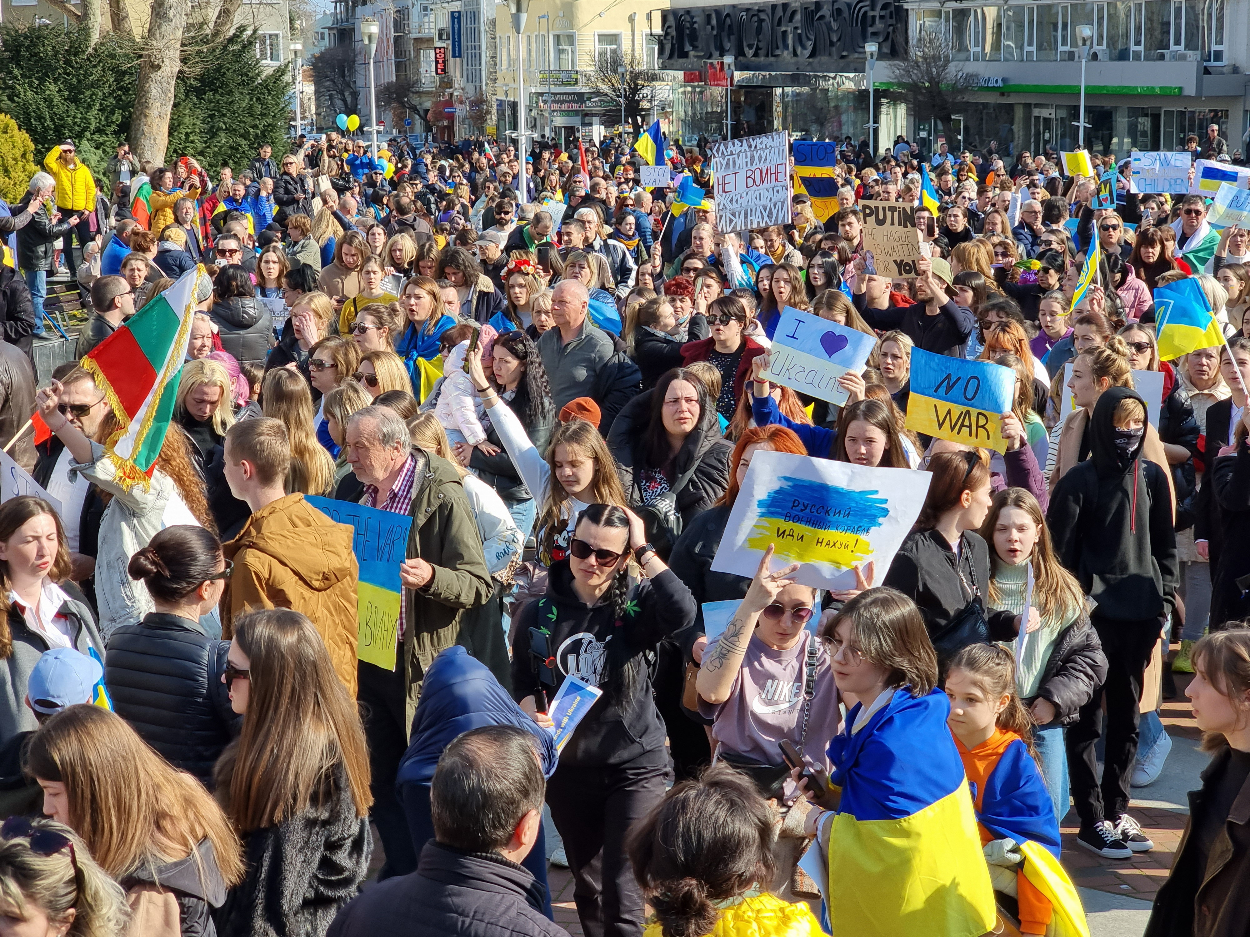Мирни шествия в подкрепа на Украйна се проведоха днес във