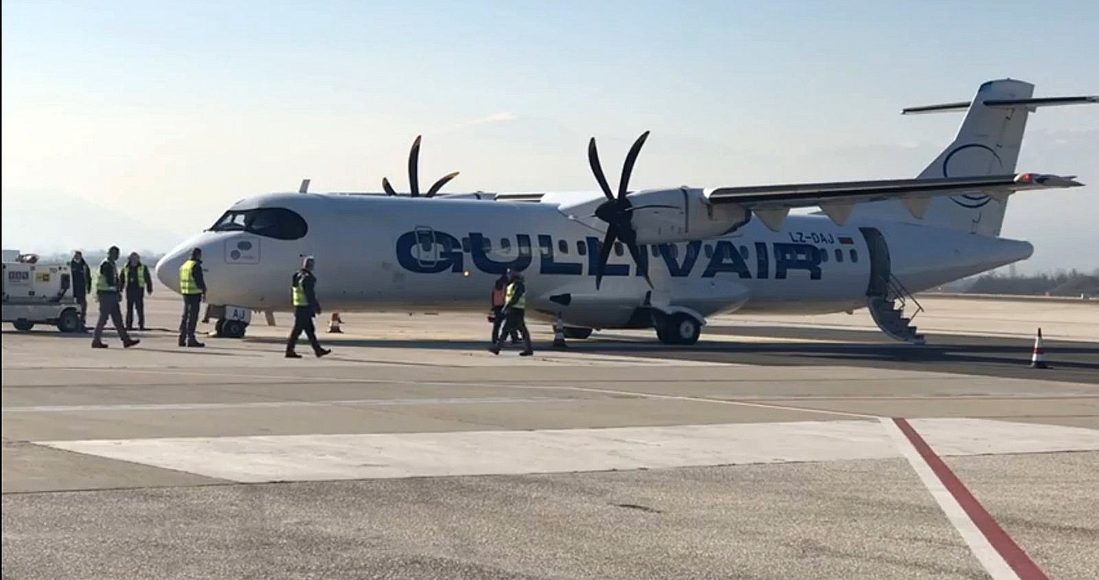 22 души пътуваха с първия редовен полет от София до