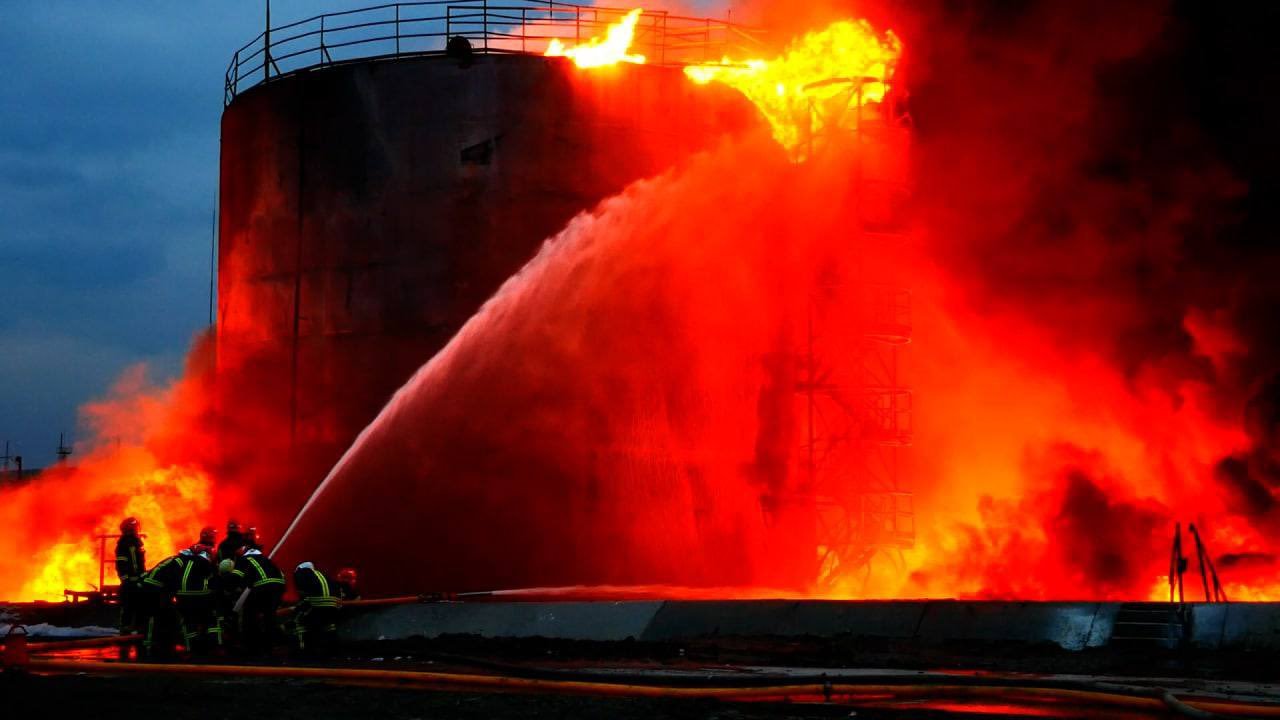 Нефтобазата в Лвов, която беше ударена от ракета вчера, е