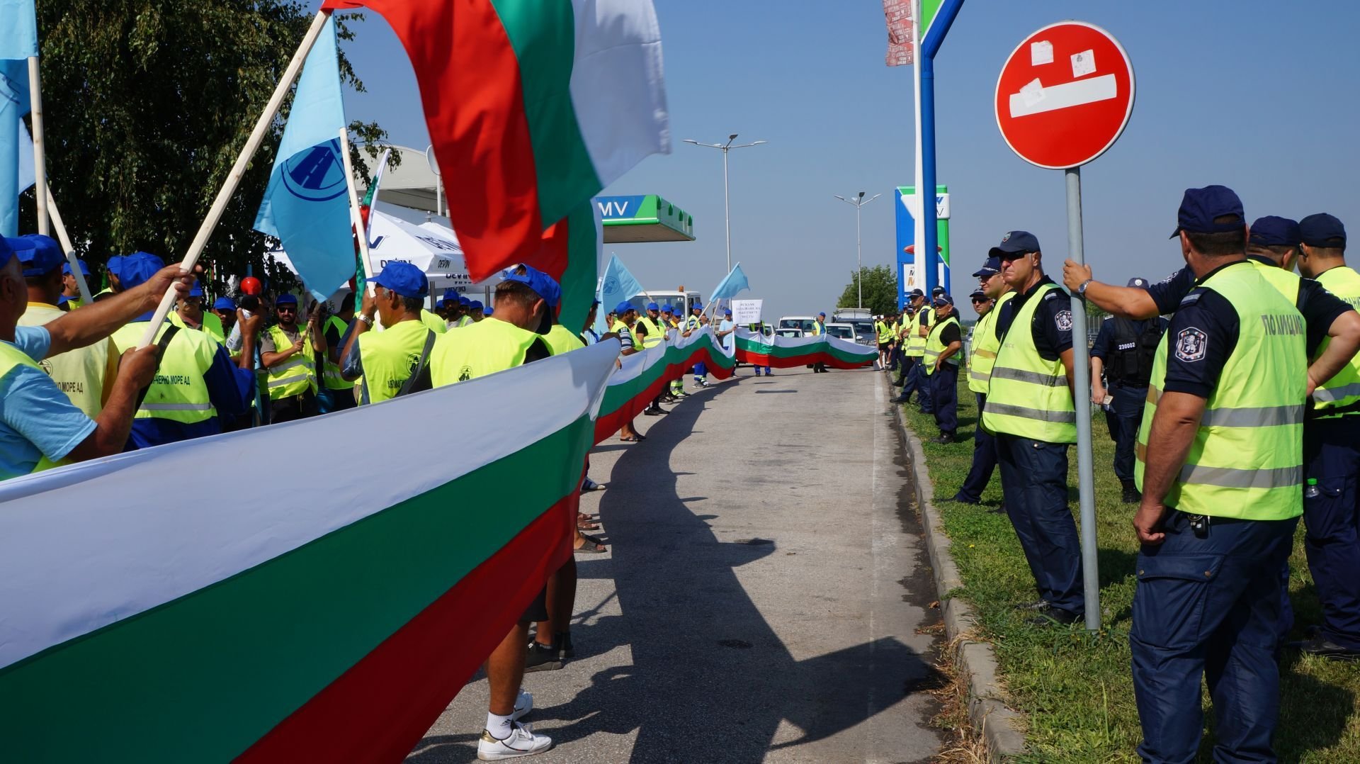 Работници на Автомагистрали Черно море в Шумен блокираха движението на