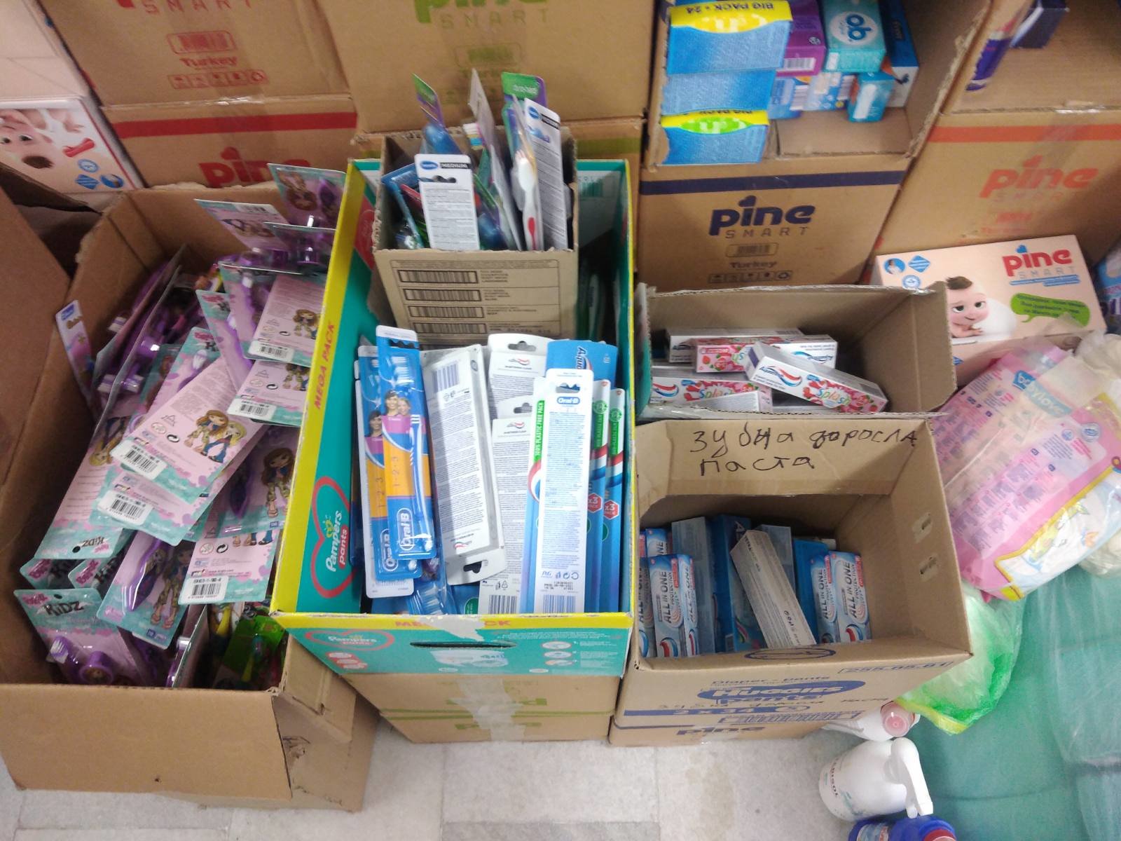 Четири палета с хуманитарна помощ изпратиха от ромската махала в Кюстендил