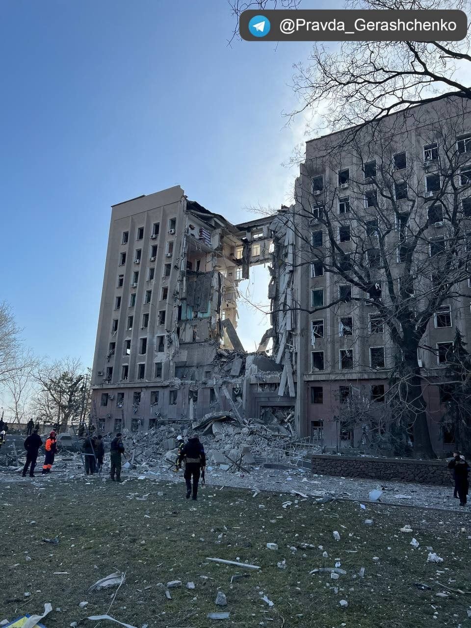 Ракетен удар разцепи на две сградата на областната администрация в