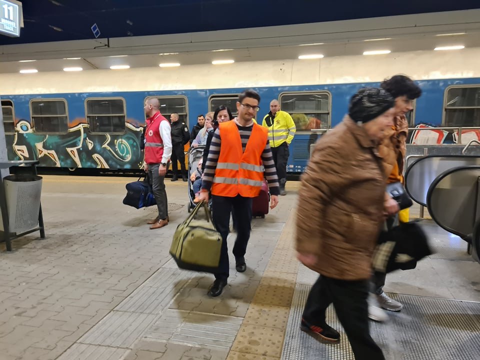 Понеделник Часът е 20 26 На Централна гара в София спира