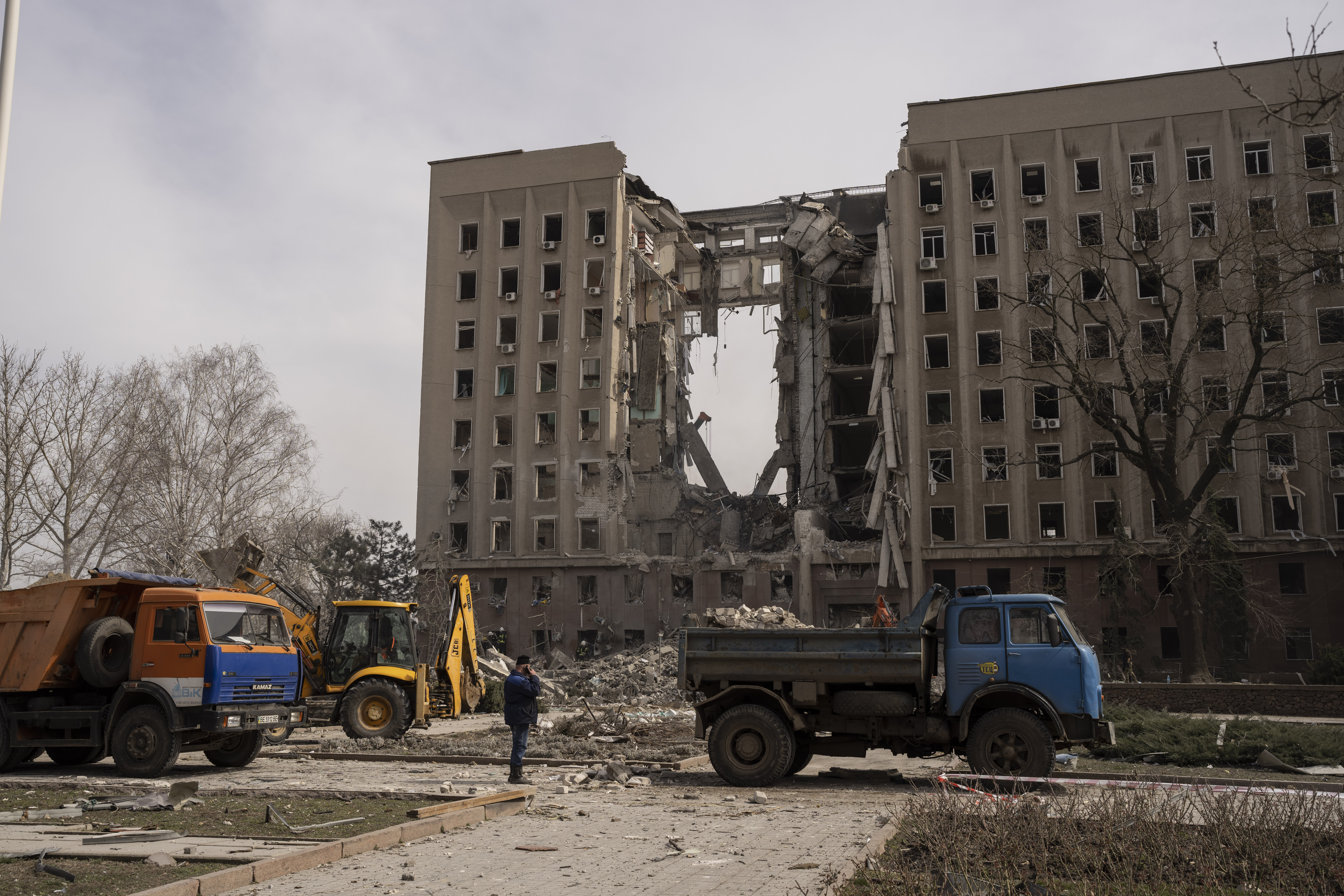Руски ракетен удар по правителствена сграда в Николаев уби 12