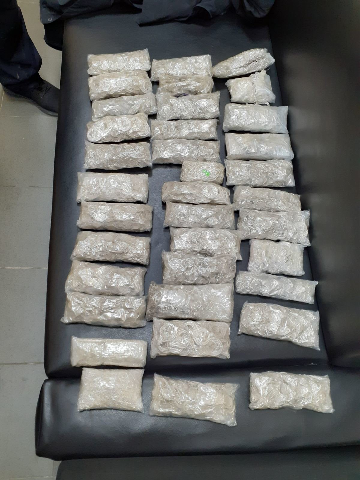 45 кг сребърни накити и изделия задържаха митнически служители на