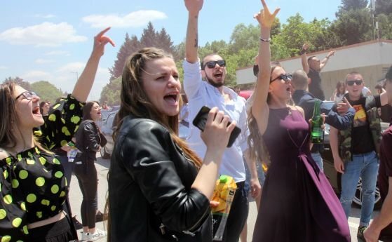 Абитуриенти в Разград са санкционирани за безотговорното си поведение на