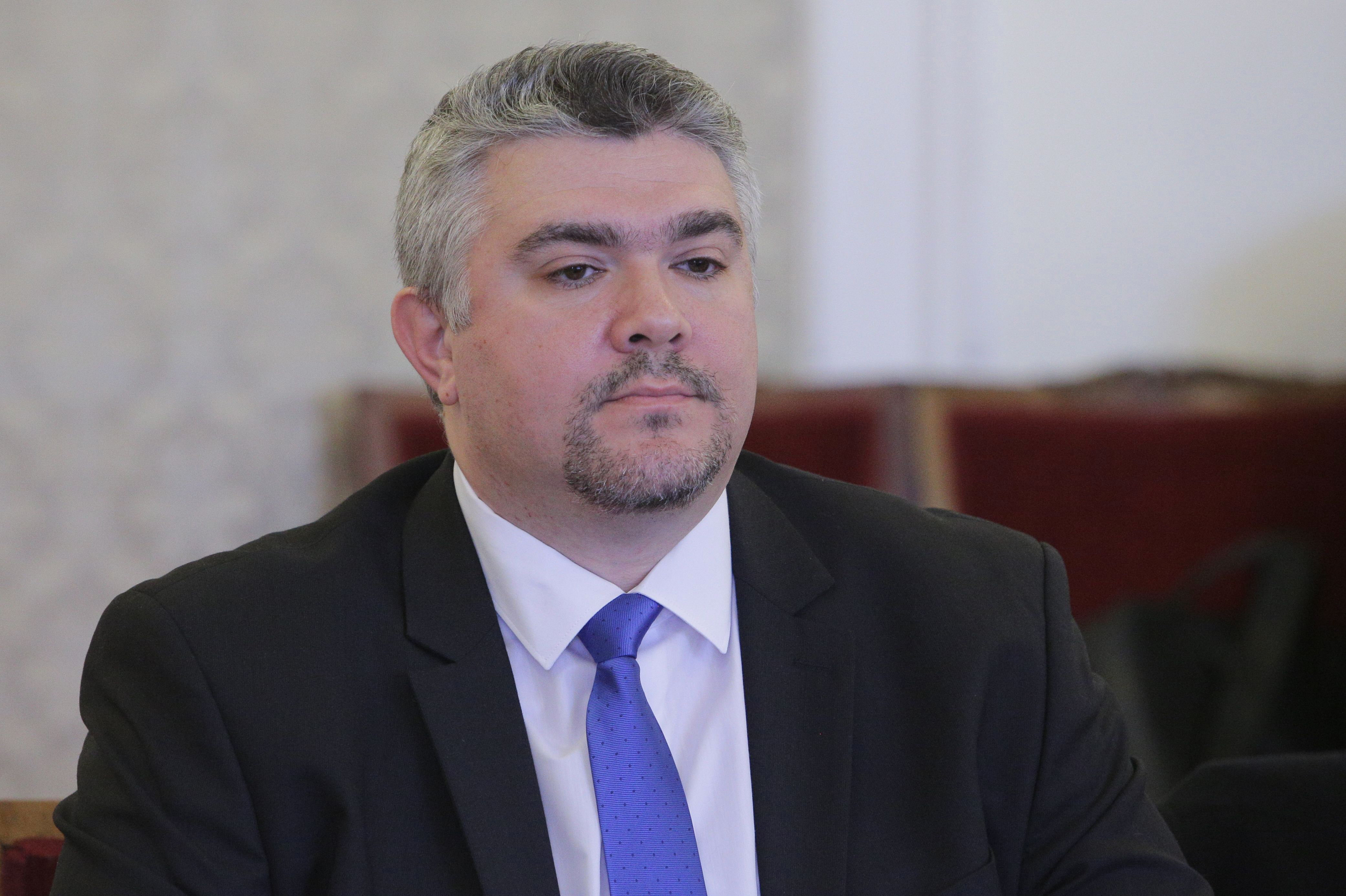 Атанас Александров Атанасов не е експерт във   както твърди а секретар