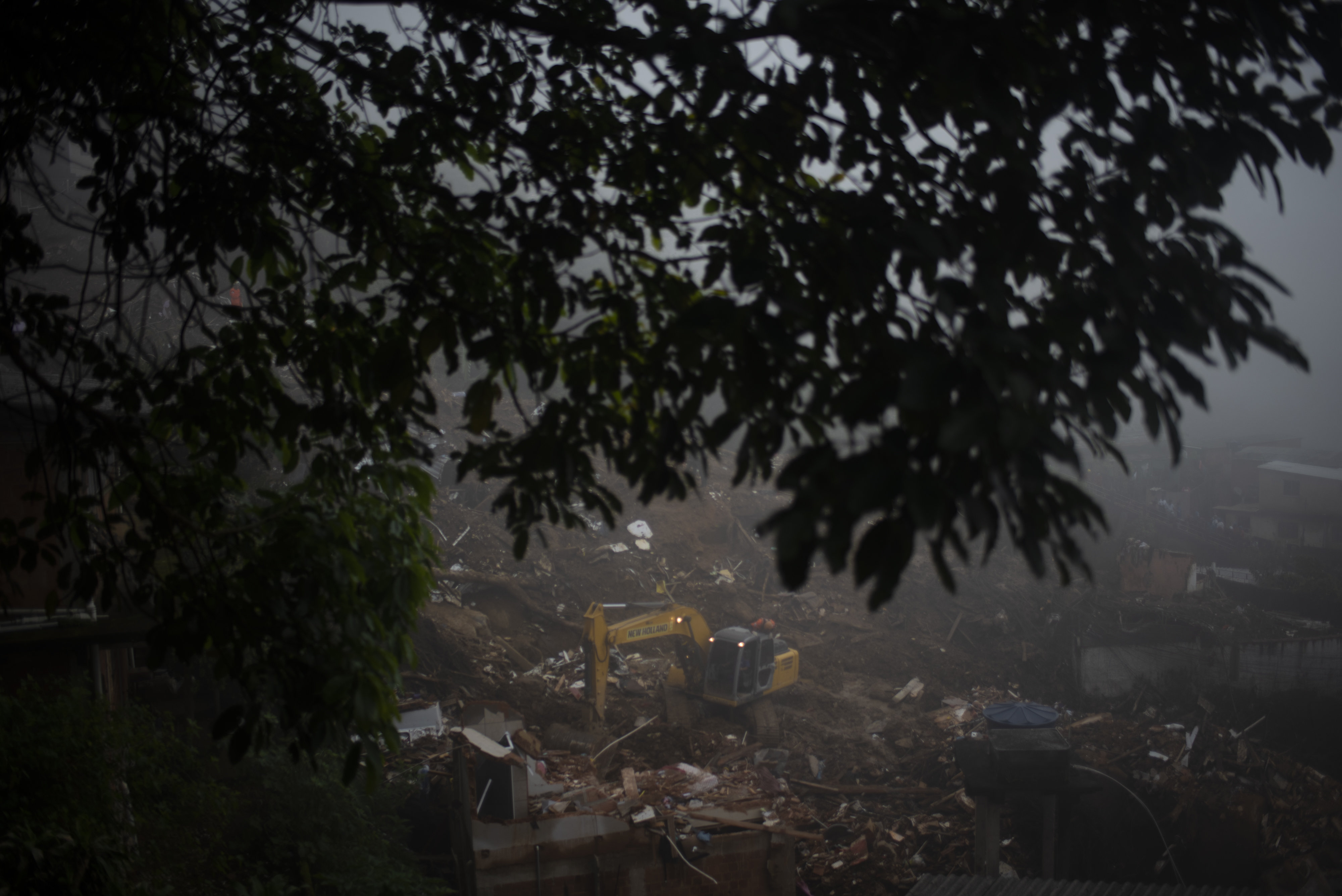 Най малко 14 души са загиналите под свлачища заради проливните дъждове