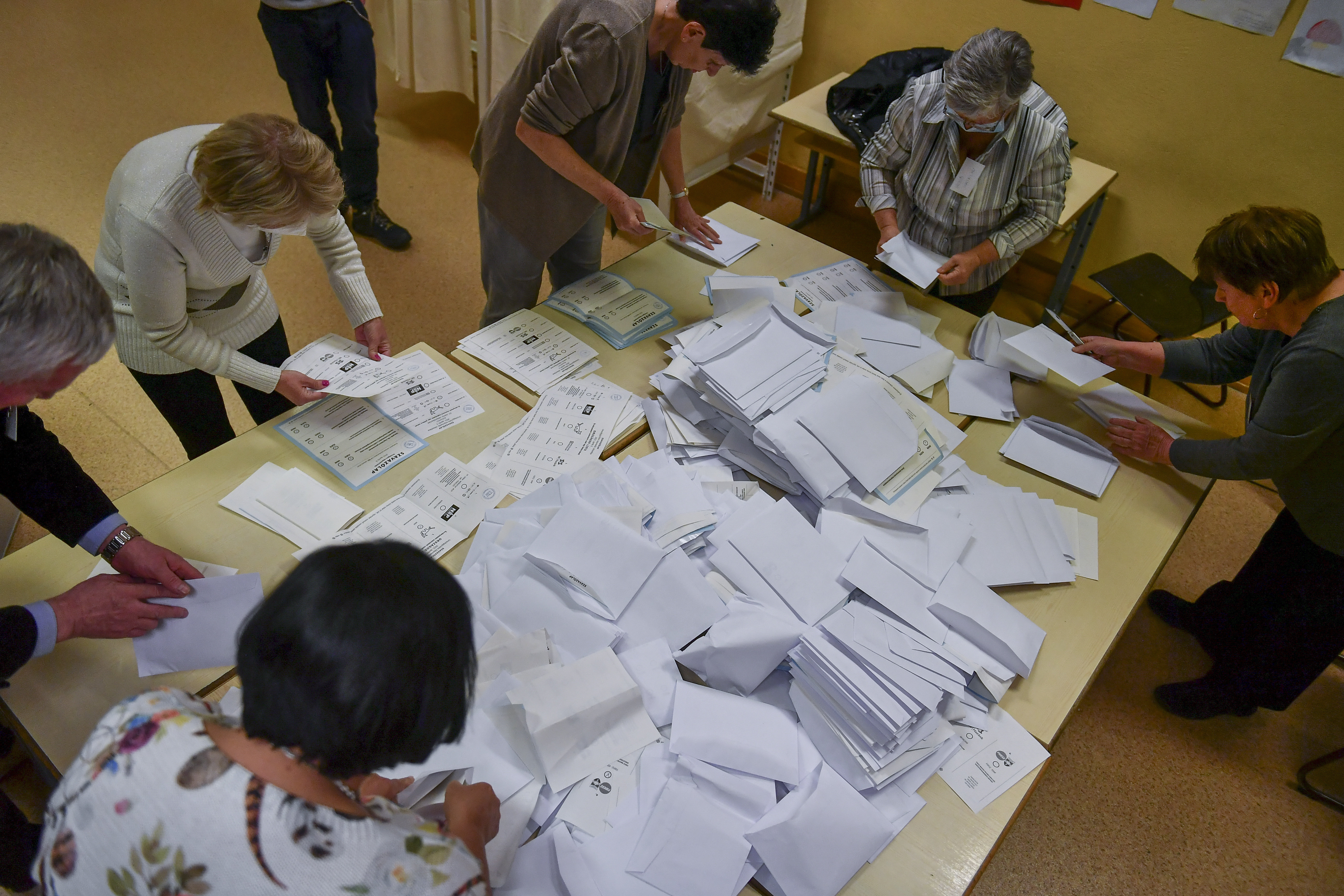 Гласуването на произвежданите днес избори в Унгария и Сърбия приключи,