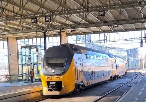 Националният пътнически оператор на Нидерландия NS спря всички влакове заради софтуерна