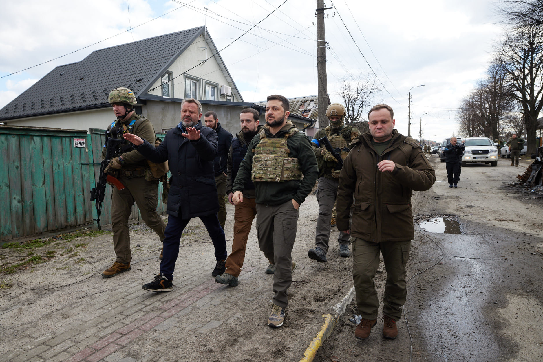 Президентът на Украйна посети Буча и определи зверствата в града
