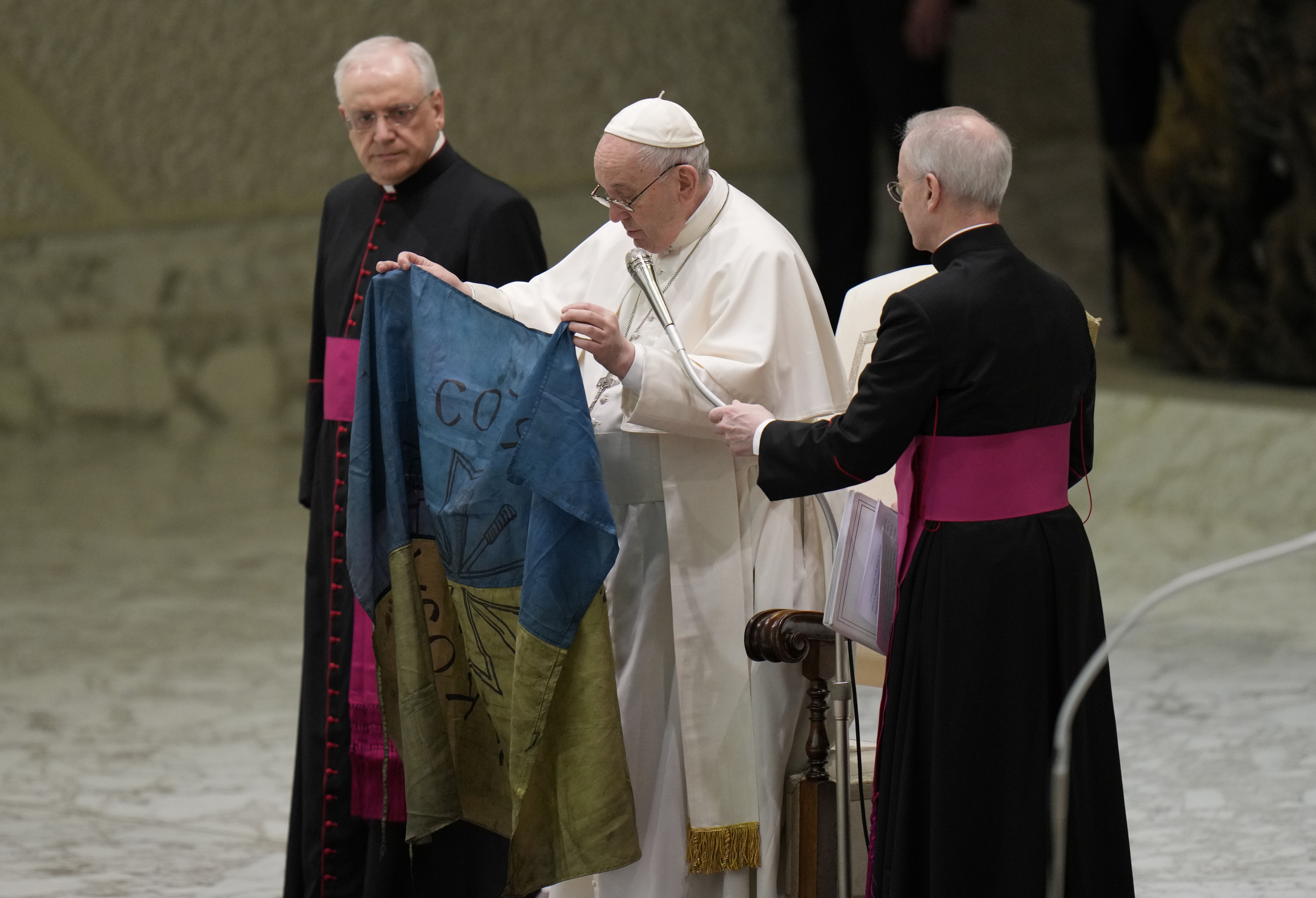 Папа Франциск осъди клането в Буча докато държеше в ръцете