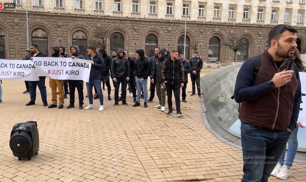 Младежката организация на ГЕРБ спретна скромен антиправителствен протест пред Министерския