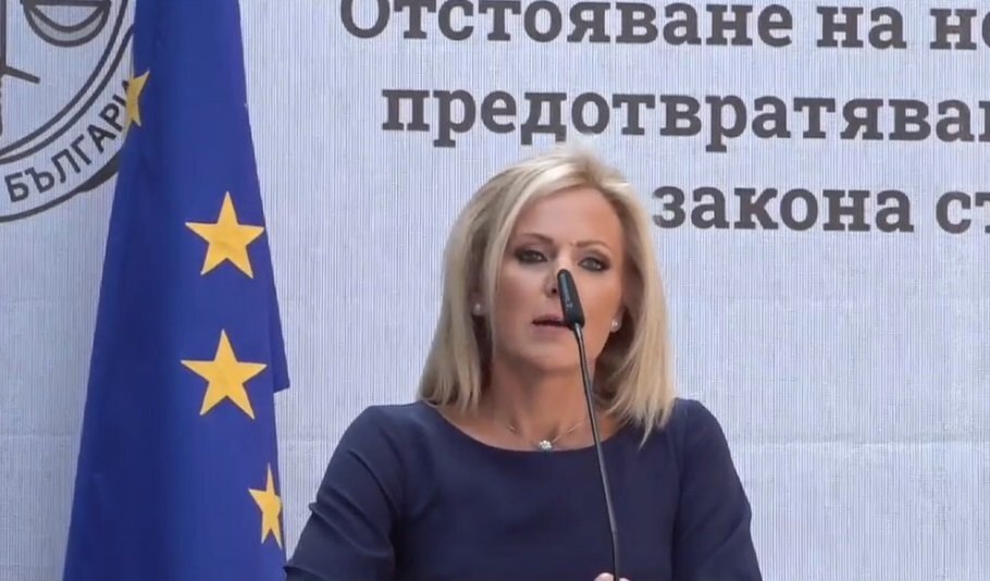 Магистратът който намери с патрон и изрезки от вестници е