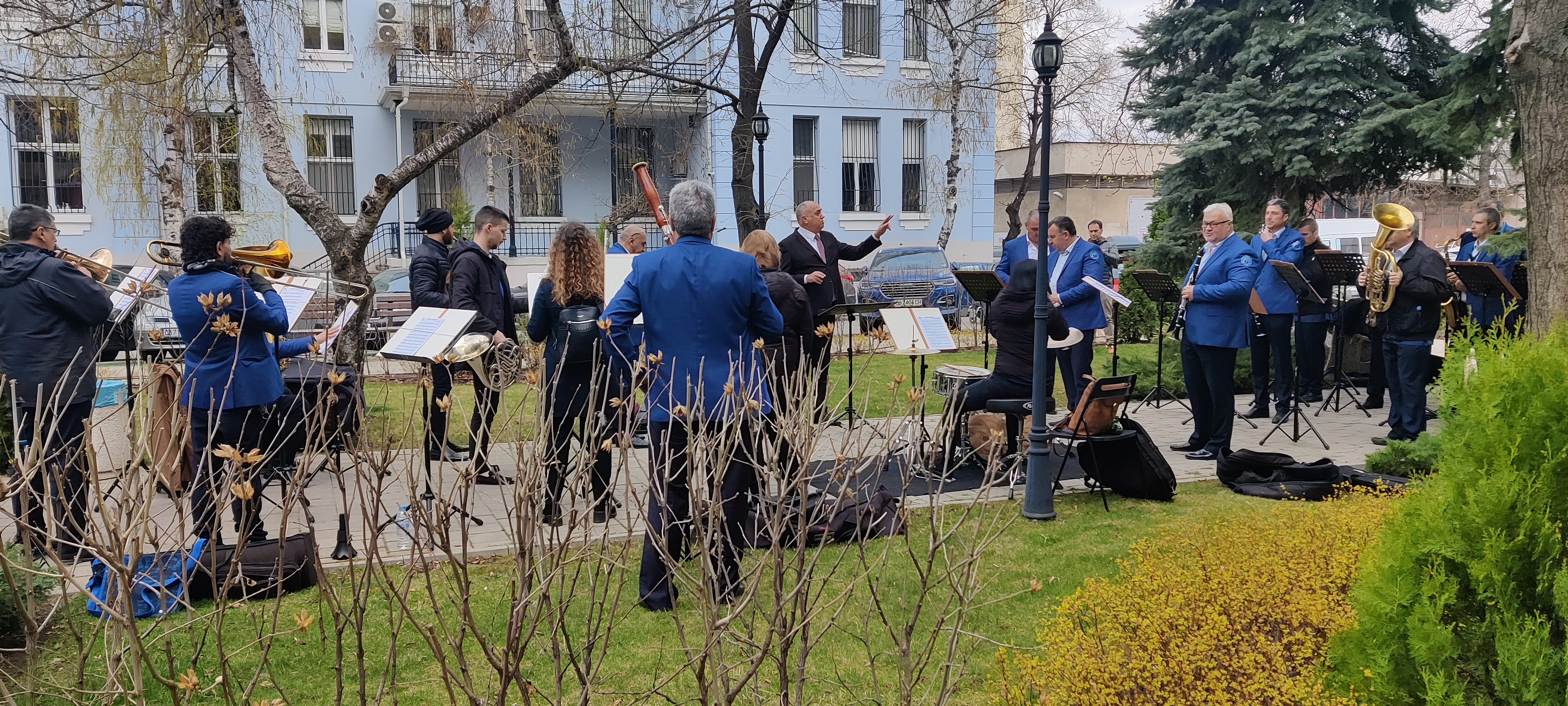 Софийският духов оркестър направи серенада на екипа на УМБАЛСМ Н И