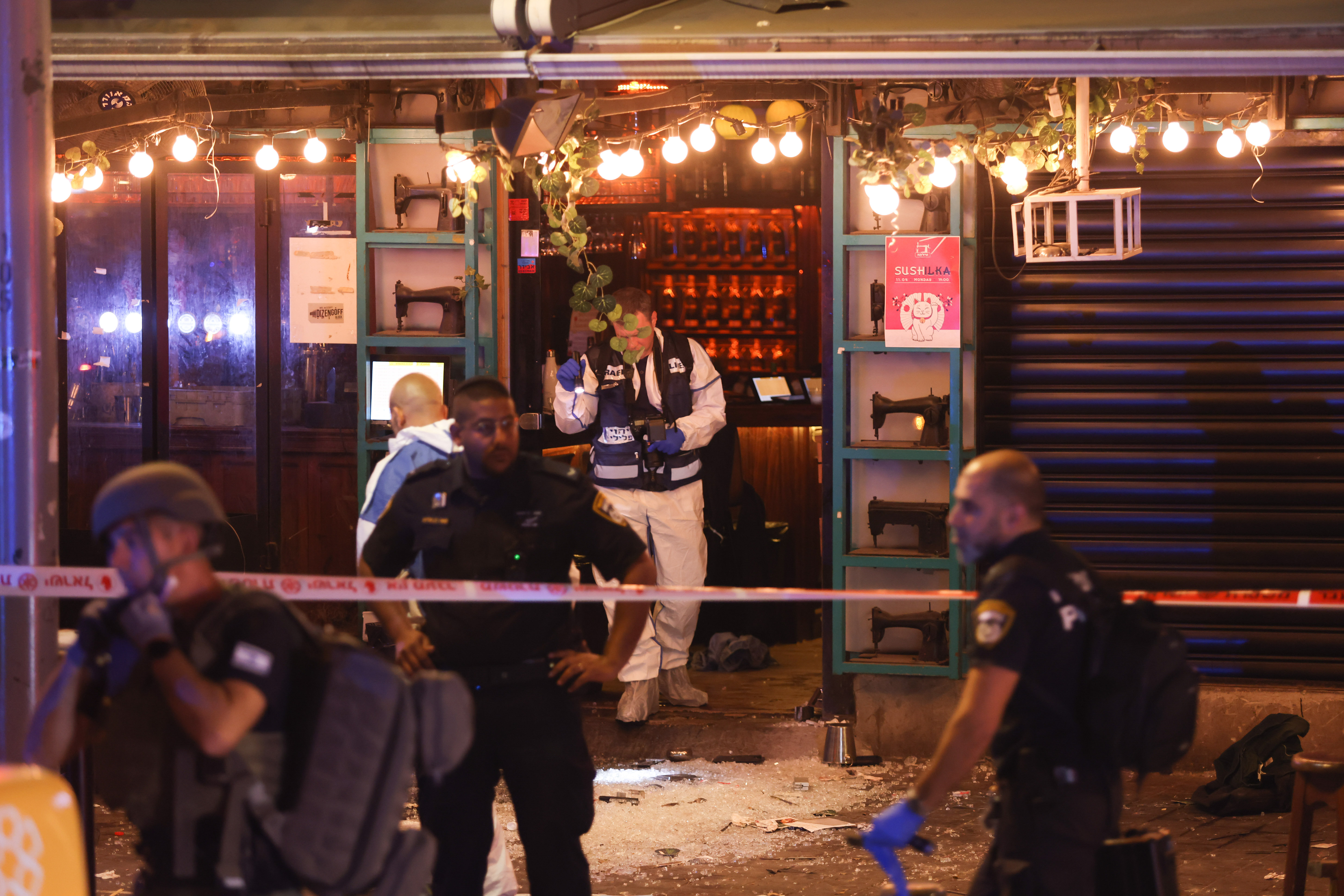 Двама души загинаха а четирима са ранени при стрелба в