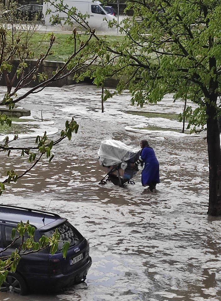 Пороен дъжд и градушка паднаха в Сливен Улици са наводнени В