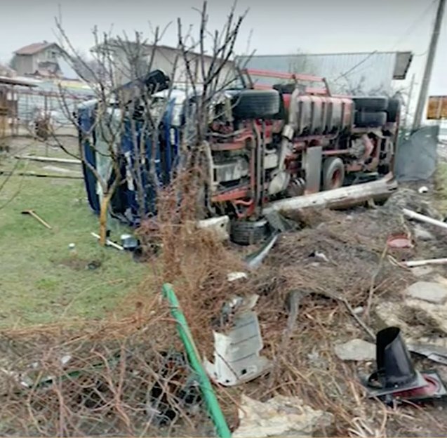 Тир излезе от пътя и се вряза в двора на къща