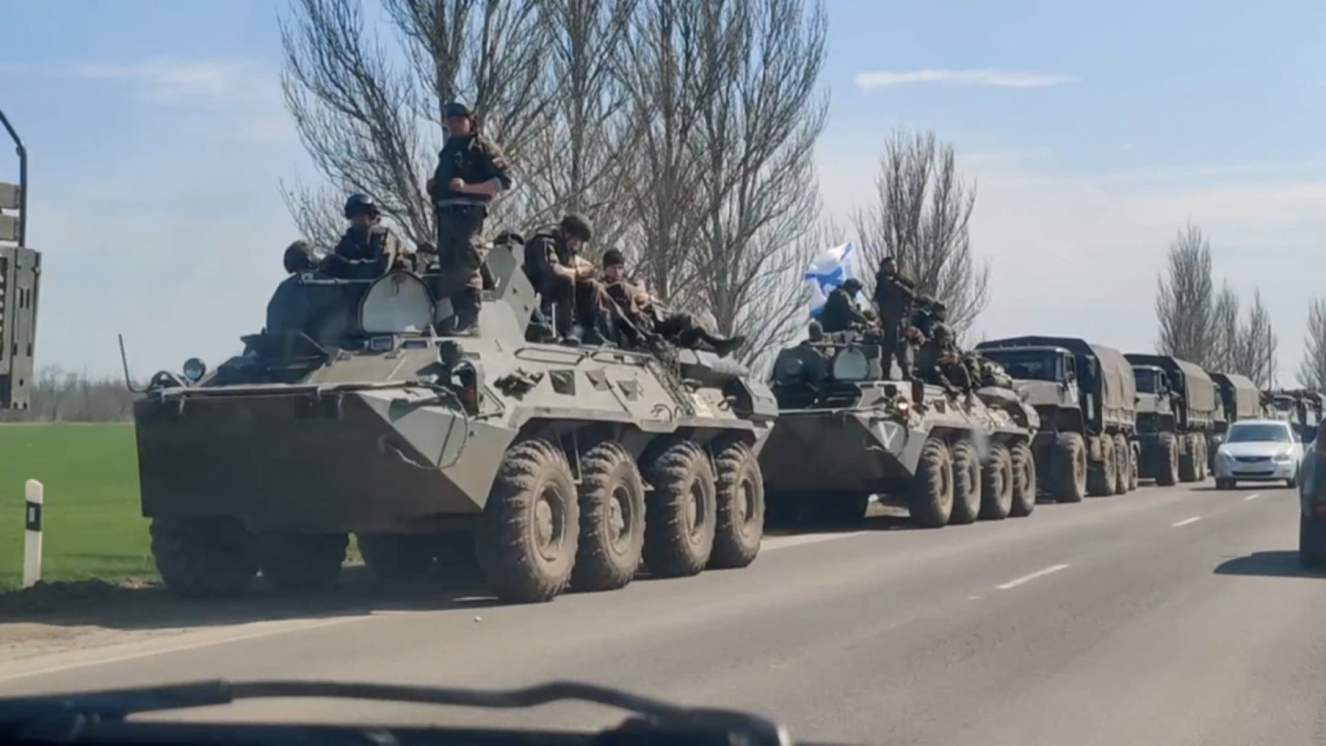 Голяма руска военна колона се намира край селището Матвеев Курган
