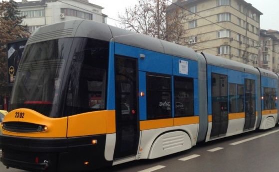 Трамвай е дерайлирал в София след като лек автомобил е