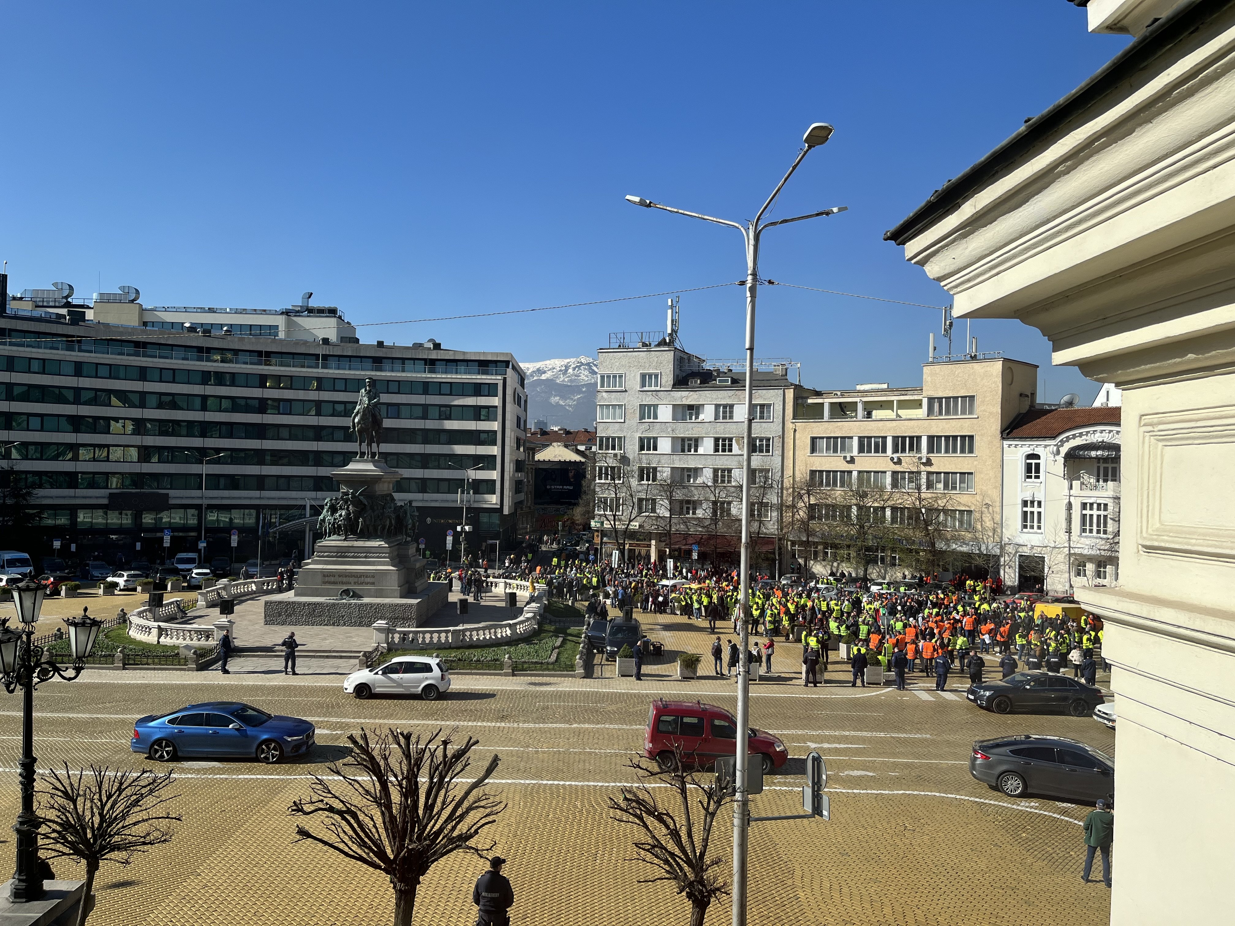 Около 200 пътни строители излязоха на протест пред Народното събрание