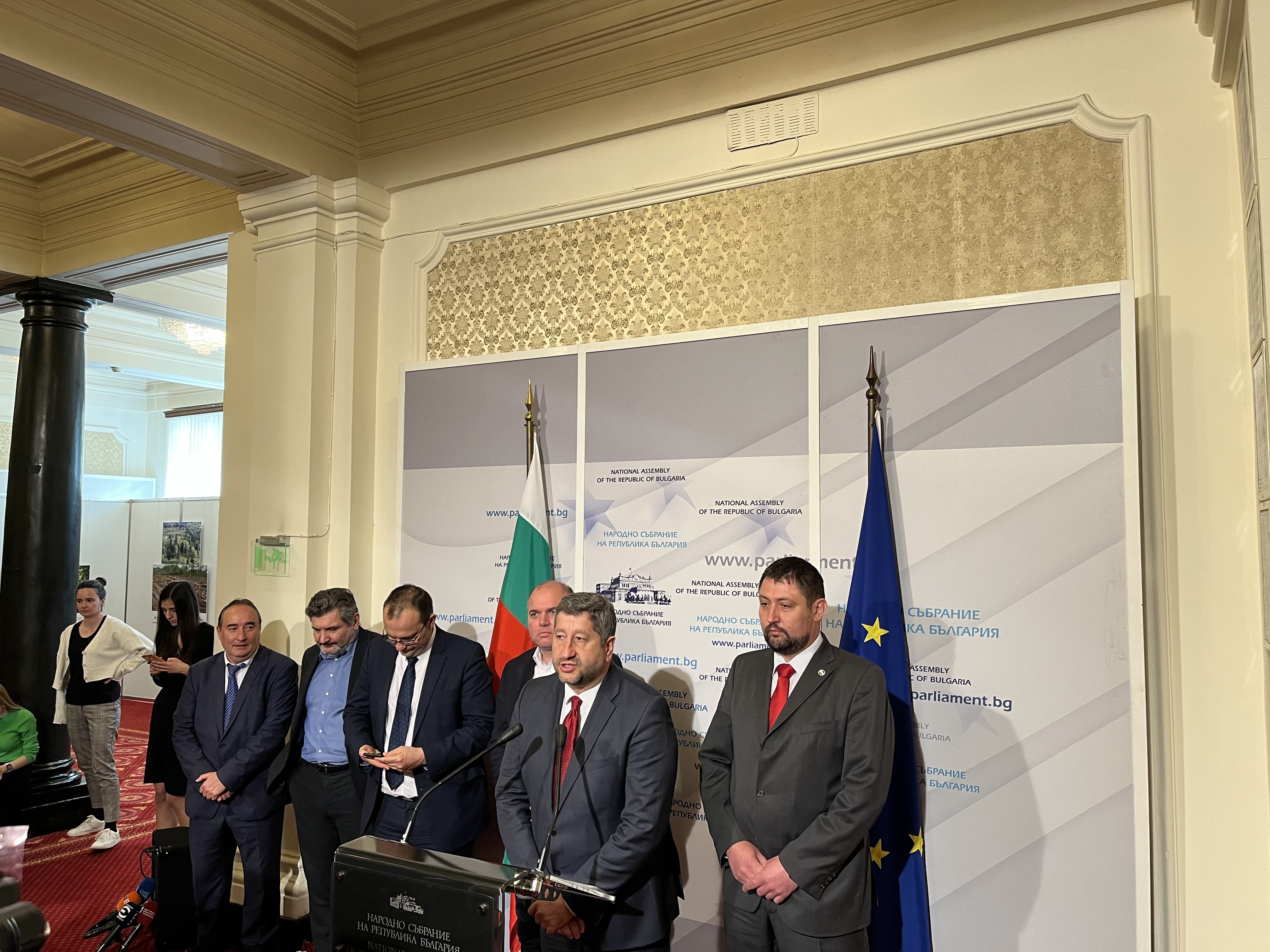 Демократична България представи три идеи срещу инфлацията на брифинг в