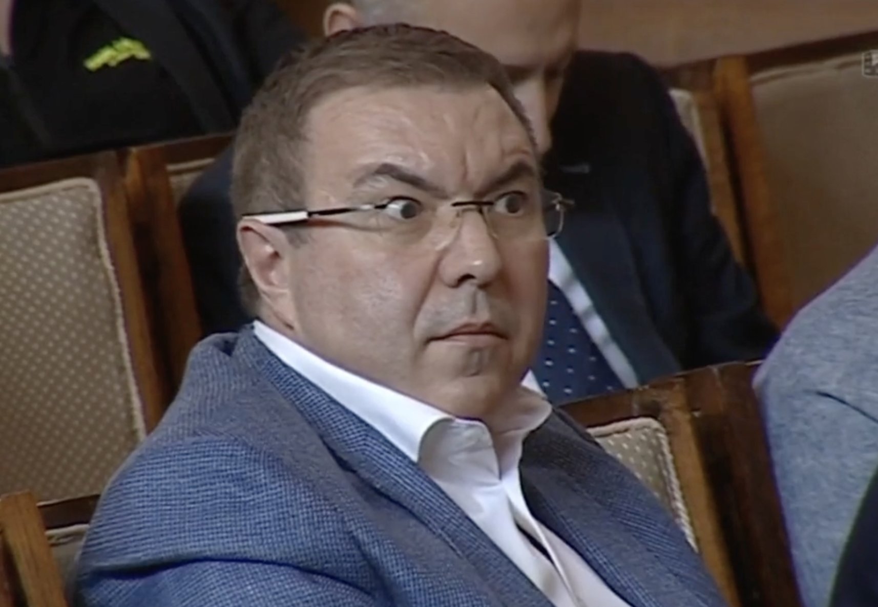 Бившият здравен министър Костадин Ангелов (ГЕРБ) връчи таблетки на зам.-председателя
