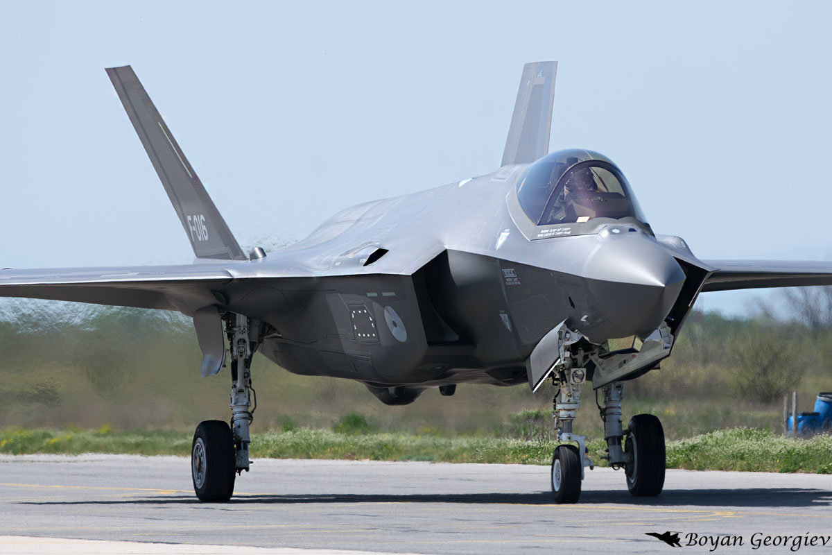 Българските и нидерландските военновъздушни сили показаха изпълнение на задачи по усилена