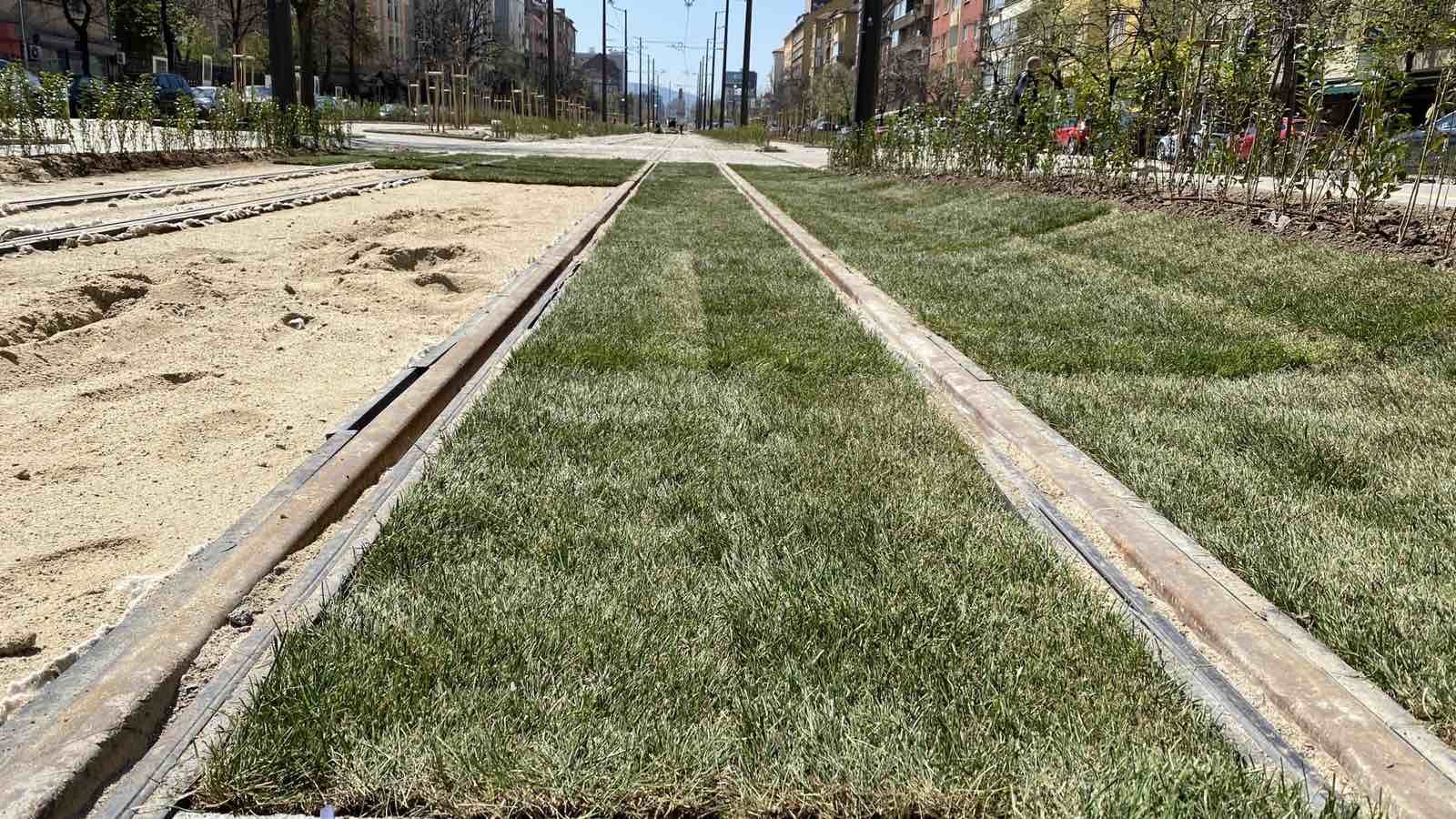 Започна поставянето на тревните чимове в новия линеен парк по