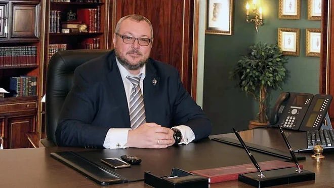 51-годишният Владислав Аваев, бивш вицепрезидент на Газпромбанк, неговата съпруга и